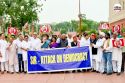 ECI की निष्पक्षता पर सवाल? बैरिकेडिंग के ऊपर से कूदे अखिलेश, पुलिस संग विपक्षी
नेताओं की धक्का मुक्की