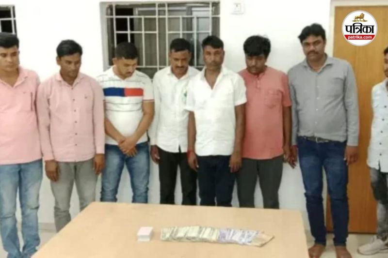 जंगल में पुलिस की दबिश, 8 जुआरी गिरफ्तार (Photo source- Patrika)