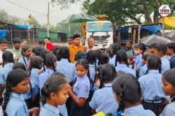 CG News: आत्मानंद स्कूल में 24 के बजाय 5 शिक्षक, आक्रोशित छात्रों ने किया नेशनल
हाईवे जाम, प्रशासन ने दिया आश्वासन - image