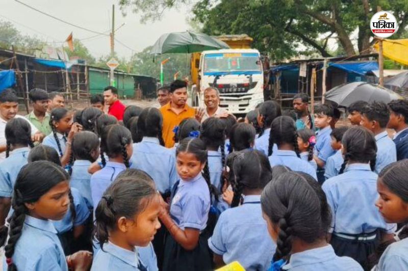 छात्र-छात्राएं उतरे सड़क पर (फोटो सोर्स- पत्रिका)