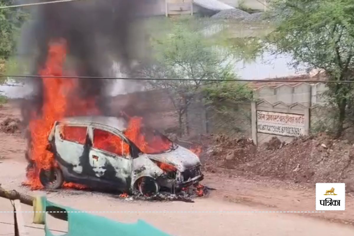 CG News: चलती कार में भड़की आग, ड्राइवर ने बचाई जान, गाड़ी जल कर हुई खाक, VIDEO