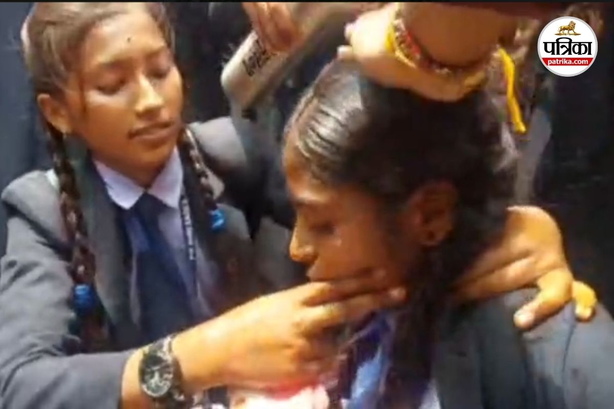 आत्मानंद स्कूल में ABVP का तालाबंदी आंदोलन, कड़ी धूप में खड़े रहने से छात्रा हुई बेहोश, देखें Video