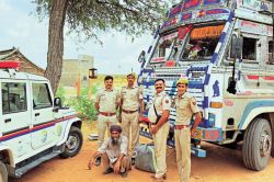 Churu: टमाटर की आड़ में हो रही थी अवैध डोडा पोस्त चूरा की तस्करी, चालक गिरफ्तार - image