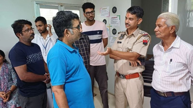 प्रधानमंत्री किसान निधि के नाम से एपीके फाइल भेजकर साइबर ठगी करने वाले तीन आरोपियों को पुलिस ने बिहार से गिरफ्तार कर लिया है। आरोपियों ने कुछ लोगों को अपना शिकार बनाकर उनके खाते से लाखों रुपए निकाल लिए थे।