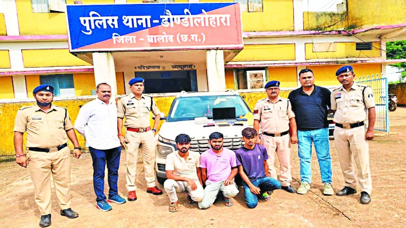 प्रधानमंत्री किसान निधि के नाम से एपीके फाइल भेजकर साइबर ठगी करने वाले तीन आरोपियों को पुलिस ने बिहार से गिरफ्तार कर लिया है। आरोपियों ने कुछ लोगों को अपना शिकार बनाकर उनके खाते से लाखों रुपए निकाल लिए थे।