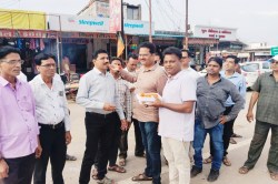 DEO transfer: डीईओ के ट्रांसफर पर शिक्षकों ने जमकर मनाई खुशियां, आतिशबाजी कर
बांटीं मिठाइयां, फिर कही ये बातें - image