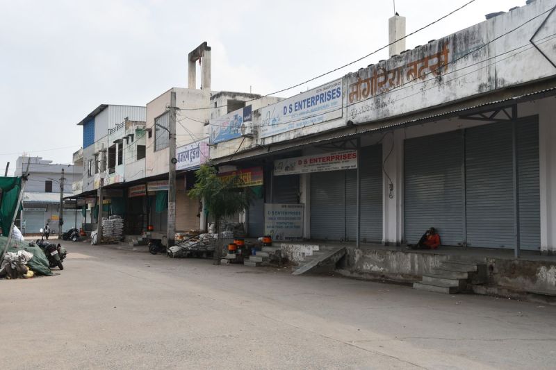 Protest against user charge in Mandi yard, shops remained closed