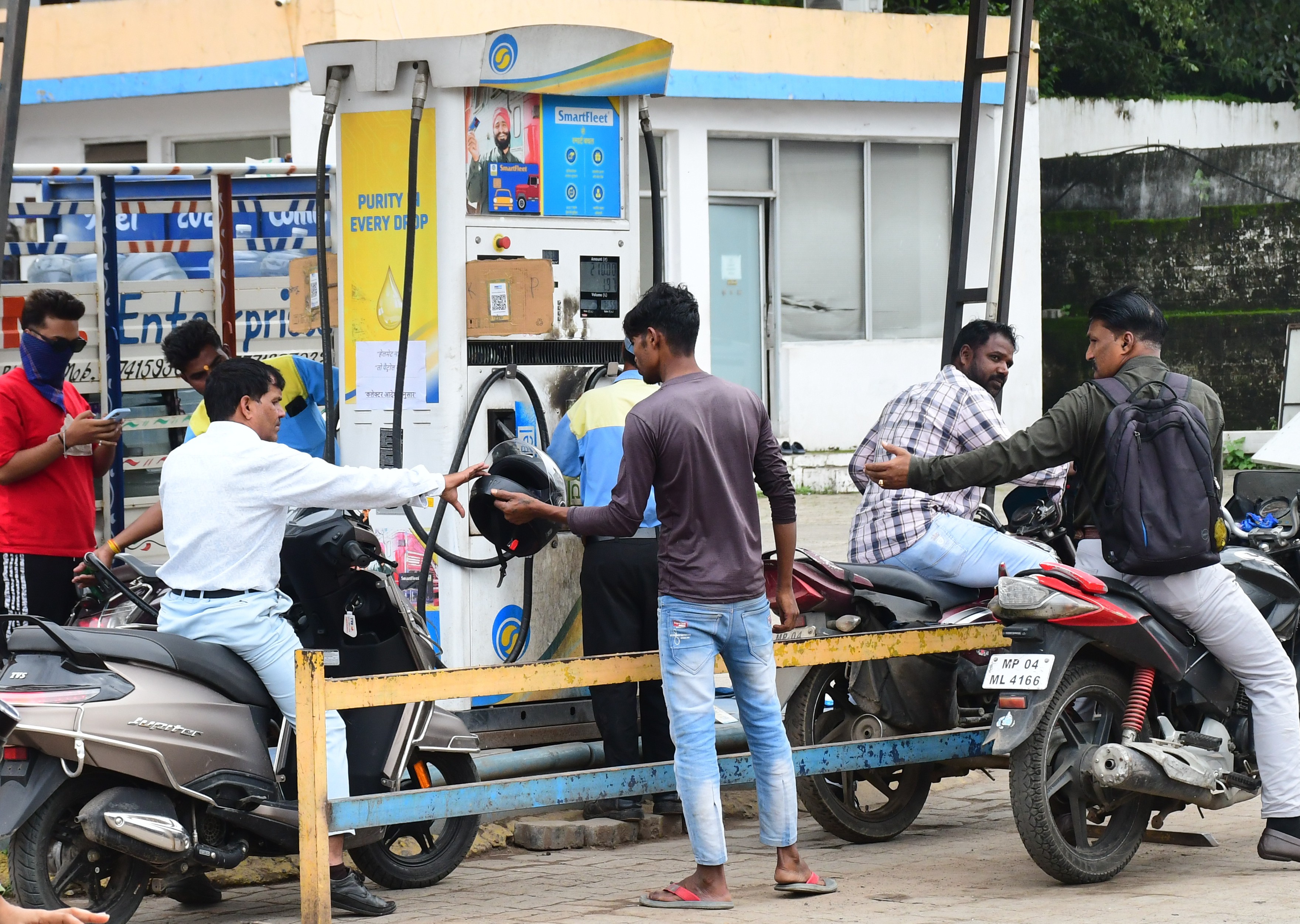 कलेक्टर ने जारी किया आदेश राजधानी में सभी पेट्रोल पंपों पर बिना हेलमेट वाहन
चालकों को पेट्रोल नहीं दिया जाएगा कुछ अलग ही अंदाज में पेट्रोल पंपों पर नजारा
देखने को मिला इसकी टोपी इसका सिर फोटो देखें