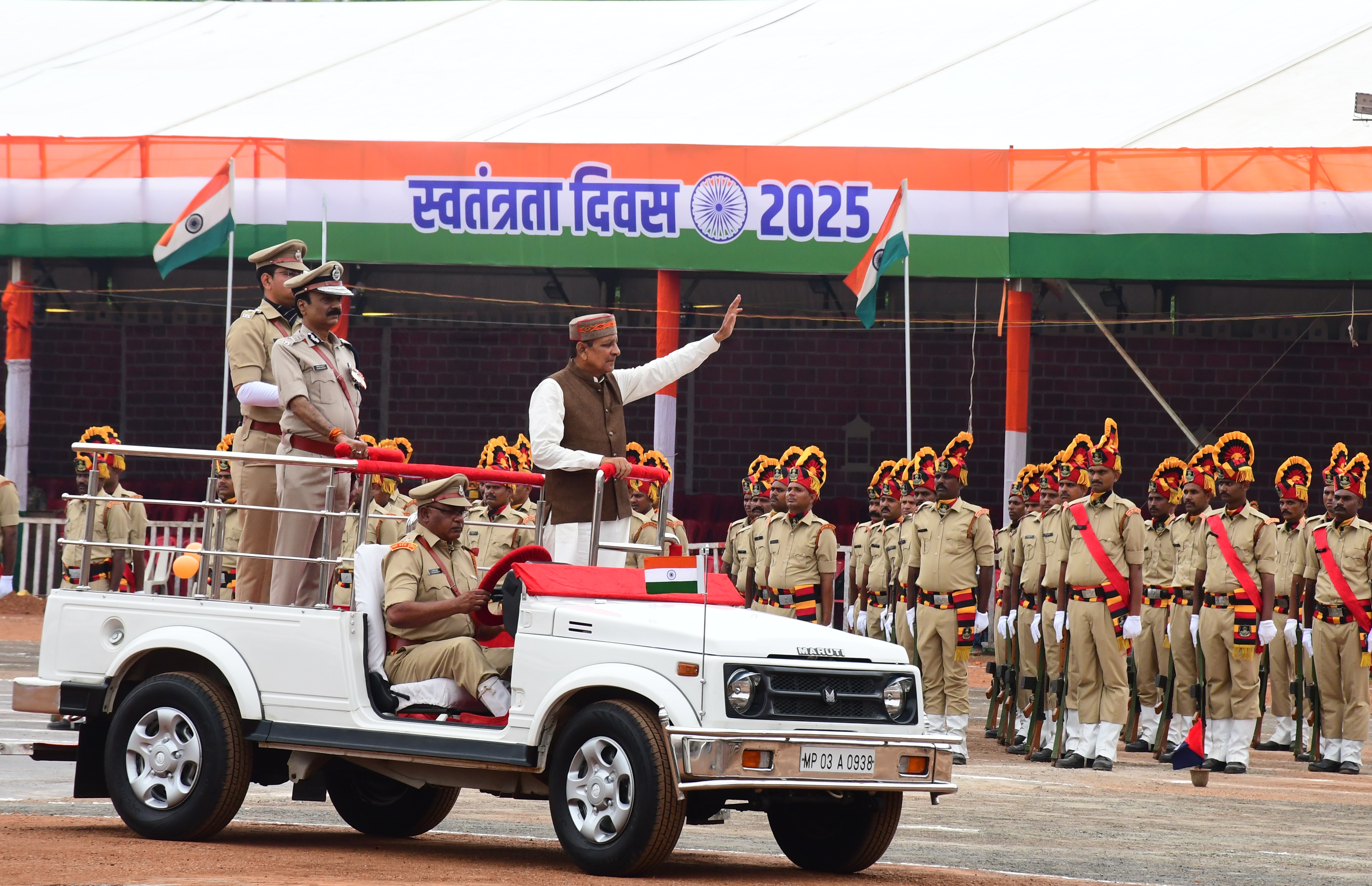 भोपाल आज बुधवार सुबह स्वतंत्रता दिवस परेड को लेकर लाल परेड मैदान पर फाइनल
रिहर्सल परेड में शामिल हुई 18 टुकड़िया, बी एस एस और गुजरात की टुकड़ी शामिल हुई
मुख्यमंत्री की डमी ने परेड की सलामी परेड के बाद जवान सेल्फी लेते हुए फोटो देखें