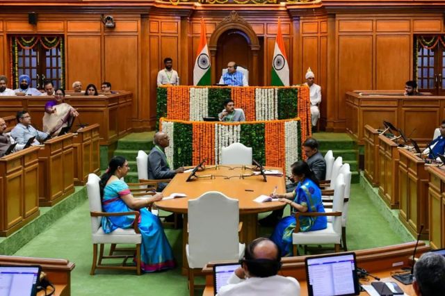 CM Rekha Gupta: दिल्ली सीएम रेखा गुप्ता की बड़ी पहल, AAP और BJP विधायकों को मिले तीन-तीन गिफ्ट