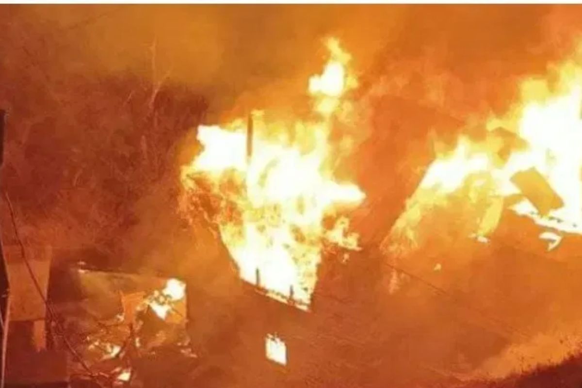 दिल्ली में दीवार ढहने से सात मौतों के बाद अस्पताल में लगी आग, एक कर्मचारी की मौत
से मची चीख पुकार