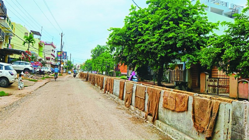 सौंदर्यीकरण प्रोजेक्ट के तहत जिला मुख्यालय के दल्ली चौक से लेकर मधु चौक तक डिवाइडर निर्माण पूरा हो चुका है। अब मधु चौक से सिद्धार्थ ट्रेडर्स तक डिवाइडर निर्माण के लिए खुदाई शुरू हो गई है।