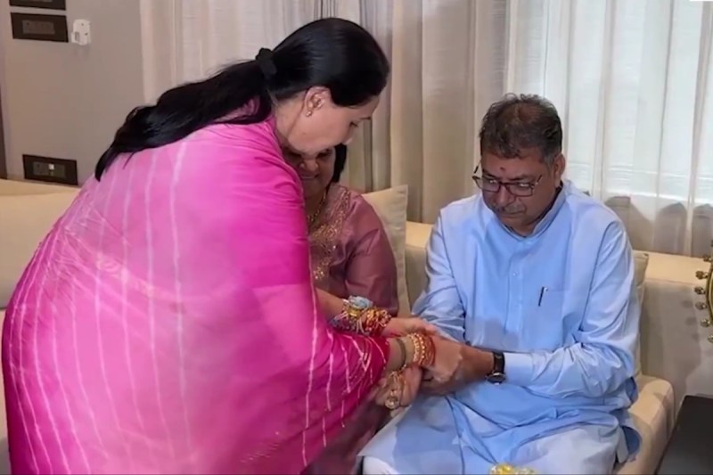Diya Kumari tied Rakhi to Satish Poonia