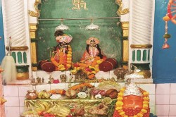 वृंदावन धाम की तर्ज पर स्थापित हुई बांके बिहारी मंदिर… यहां 50 साल से हर बुधवार
को होता है श्रीकृष्ण भजन - image