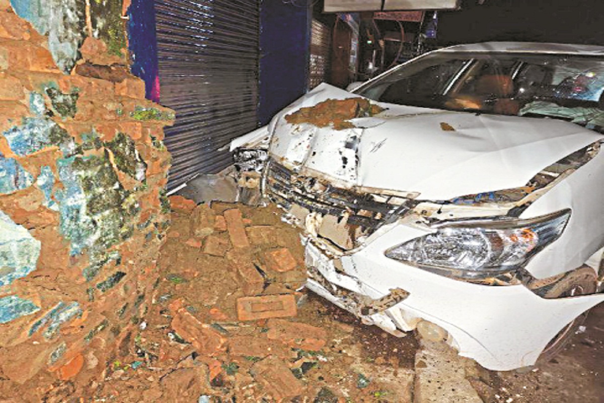 बैटरी दुकान में घुसी कार (Photo source- Patrika)