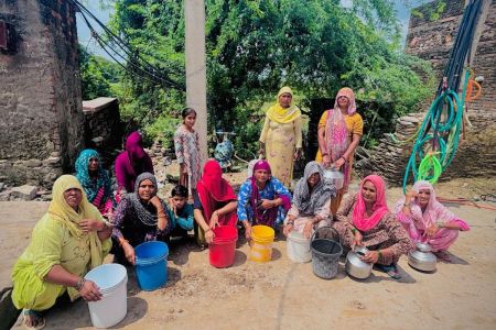 महिलाओं ने दिया धरना, नारेबाजी की