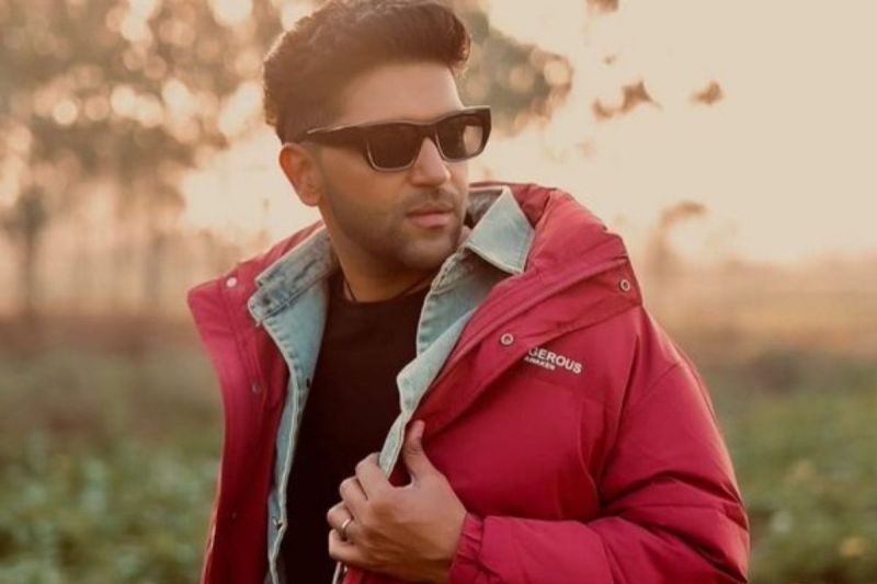 'तू गरीब है...' कहकर गर्लफ्रेंड ने तोड़ा दिल, आज है ये सिंगर शोहरत की बुलंदियों पर