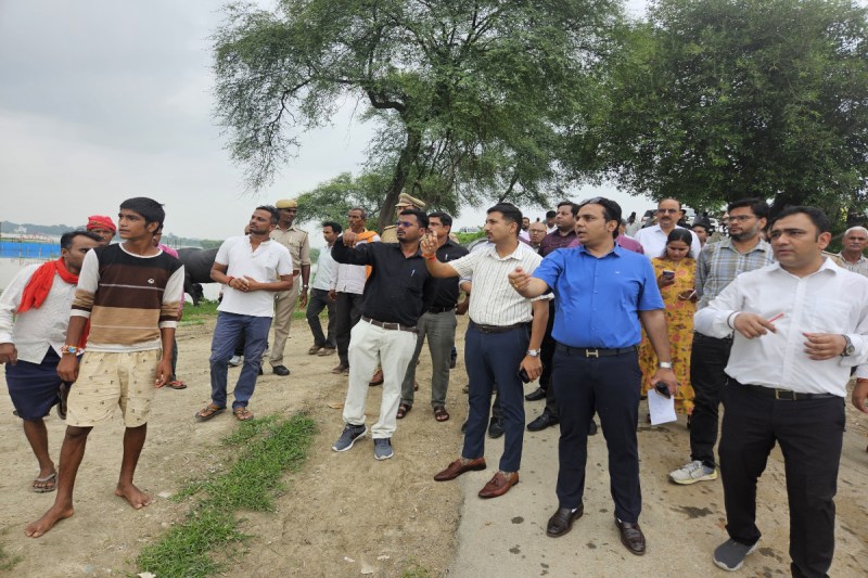 Bakshi Ka Talab Vishakh DM inspection फोटो सोर्स : Patrika