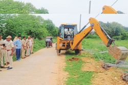 Jhunjhunu: एक्शन मोड में आया विभाग, JCB से हटाया 30 करोड़ की जमीन का अतिक्रमण,
ग्रामीणों ने लगाए ये आरोप - image