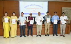 गुजरात प्रशासनिक सुधार आयोग ने मुख्यमंत्री को सौंपी अपनी चौथी रिपोर्ट, कई अहम
सिफारिश - image