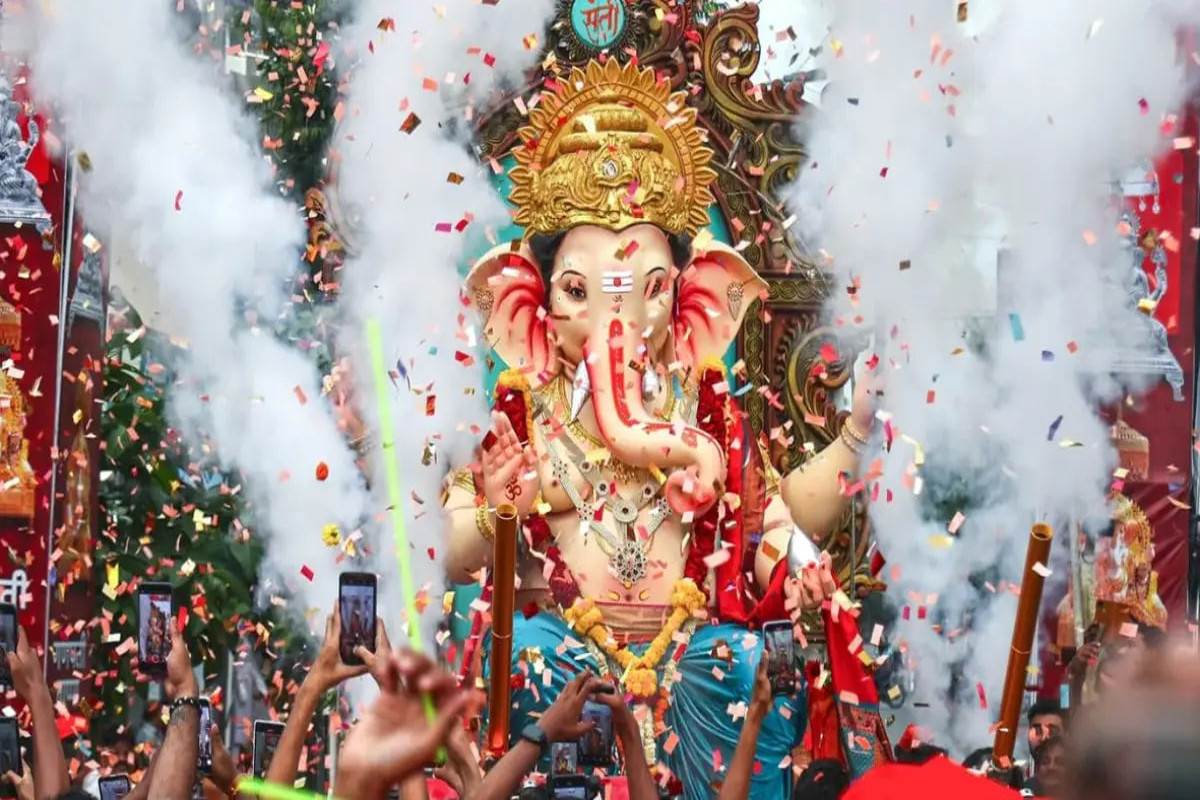 Ganesh Puja: गणेशोत्सव की धूम: अक्षरधाम पंडाल, 52.5 फुट शिवलिंग और तलवारबाजी के करतब