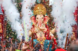Ganesh Puja: गणेशोत्सव की धूम: अक्षरधाम पंडाल, 52.5 फुट शिवलिंग और तलवारबाजी के
करतब - image