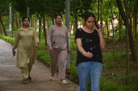 इस शहर की दो तस्वीर, मोबाइल उठाकर दिया तो खाई मार, मोबाइल लूटकर बाइक चालक फरार
