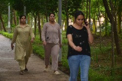 इस शहर की दो तस्वीर, मोबाइल उठाकर दिया तो खाई मार, मोबाइल लूटकर बाइक चालक फरार - image
