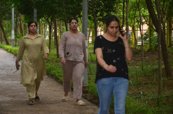 इस शहर की दो तस्वीर, मोबाइल उठाकर दिया तो खाई मार, मोबाइल लूटकर बाइक चालक फरार