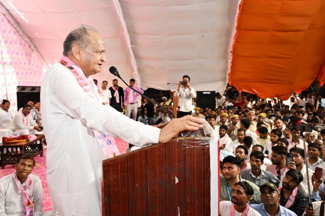 एक सभा में अशोक गहलोत