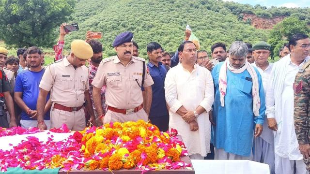विधायक, एसपी ने अर्पित की श्रद्धांजलि