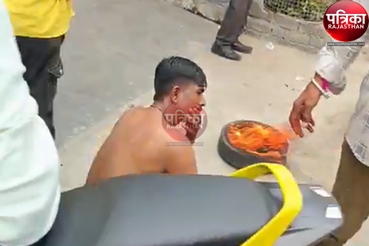 Video : सड़क पर हंगामा : पार्किंग समस्या को लेकर युवक ने अर्धनग्न होकर जताया विरोध, टायर जलाया