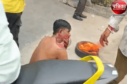 VIDEO : सड़क पर हंगामा : पार्किंग समस्या को लेकर युवक ने अर्धनग्न होकर जताया
विरोध, टायर जलाया - image