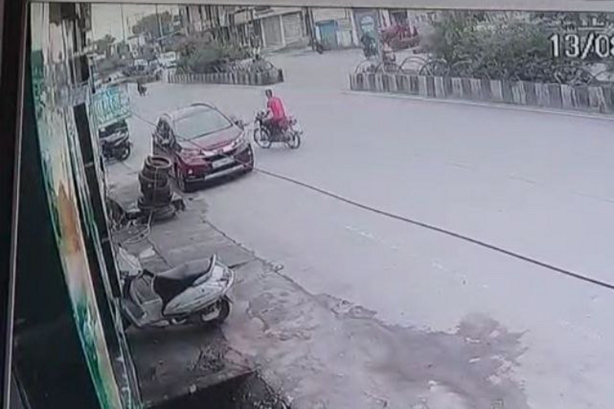 Live heart attack: चलती बाइक में युवक को आया हार्ट अटैक, गिरकर हुई मौत, CCTV में कैद हुई घटना, ऑटो में ले गए शव