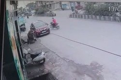 Live heart attack: चलती बाइक में युवक को आया हार्ट अटैक, गिरकर हुई मौत, CCTV में
कैद हुई घटना, ऑटो में ले गए शव - image