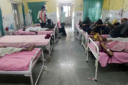 बीस बेड के वार्ड पर ताला, पुरुषों के साथ में भर्ती कर रहे महिला मरीज