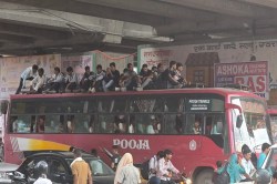 त्योहार की भीड़ में सड़क सुरक्षा रही नदारद, नियमों की उड़ती रही धज्जियां - image