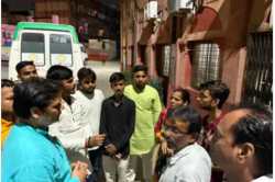 वाराणसी के प्राचीन आत्म विश्वेश्वर मंदिर में लगी आग, चंद मिनट में ही मूर्ति की
सजावट जलकर हुई राख…सात श्रद्धालु झुलसे - image