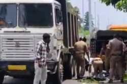 डॉक्टर को दिखाने जा रहे दंपति को डंपर ने मारा ठोकर, घटनास्थल पर ही पत्नी की हुई
मौत - image