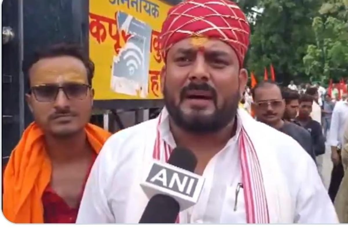 फतेहपुर में दो समुदायों के बीच टकराव, मकबरे को बताया मंदिर…पुलिस से जमकर हिंदू
संगठनों का संघर्ष
