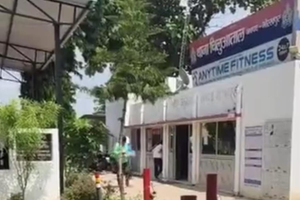 पत्नी की बेरहमी से हत्या कर हुआ फरार, चार घंटे के भीतर ही पुलिस ने हत्यारोपी पति
और ससुर को किया गिरफ्तार