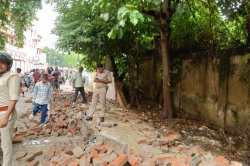 वन विभाग की लापरवाही से ADM प्रशासन के गनर की गई जान…सड़क से गुजर रहे हेड
कांस्टेबल पर गिरी जर्जर दीवाल - image