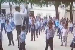 देवरिया का सनकी टीचर…गला पकड़ कर बेरहमी से मासूम को हवा में टांगे रहा, चीख से भी
नहीं पसीजा दिल - image