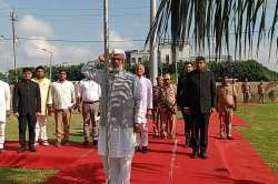 गोरखपुर में स्वतंत्रता दिवस पर तिरंगे से पटा शहर, प्रभारी मंत्री ने किया
ध्वजारोहण…सरकारी कार्यालयों पर भी झंडारोहण - image