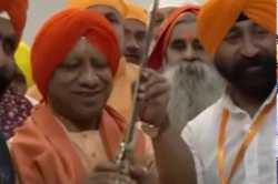 जब सीएम योगी ने भरी सभा में म्यान से निकाला तलवार, पूरा पांडाल गूंज उठा …” जो
बोले सो निहाल” - image