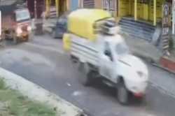 पुलिस का बैरियर तोड़ बिहार सीमा में भागे तस्कर, पुलिसकर्मियों ने कूद कर बचाई जान - image
