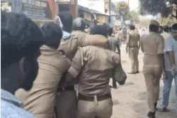 गोरखपुर में उग्र भीड़ का तांडव,SHO का सिर फटा…मारपीट में घायल AAP नेता की इलाज
के दौरान मौत पर परिजनों ने काटा बवाल - image