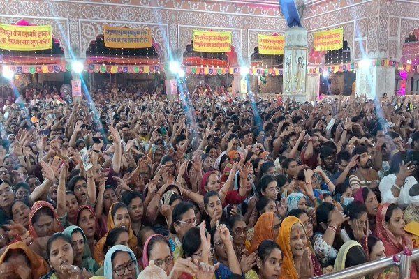 मंगला झांकी दर्शन से ही भक्तों की भीड़ उमड़ना शुरू हो गई। राधारानी की एक झलक देखने को श्रद्धालु आतुर नजर आए। श्रद्धालुओं ने व्रत रखकर राधा रानी की पूजा-अर्चना की।