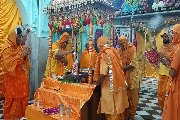 रामगंज बाजार स्थित लाडली जी मंदिर में महंत संजय गोस्वामी, चांदनी चौक स्थित ठाकुर आनंद कृष्ण बिहारी जी मंदिर में पुजारी मातृप्रसाद शर्मा के सान्निध्य में कार्यक्रम हो रहे हैं।