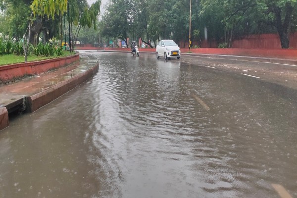 
मौसम विभाग के अनुसार आगामी एक सप्ताह तक दक्षिण और दक्षिण-पूर्वी भागों में आगामी तीन-चार दिनों में कहीं-कहीं भारी, अति भारी बारिश जारी रहने तथा शेष भागों में ज्यादातर स्थानों पर मध्यम से तेज बारिश होने की संभावना है। 